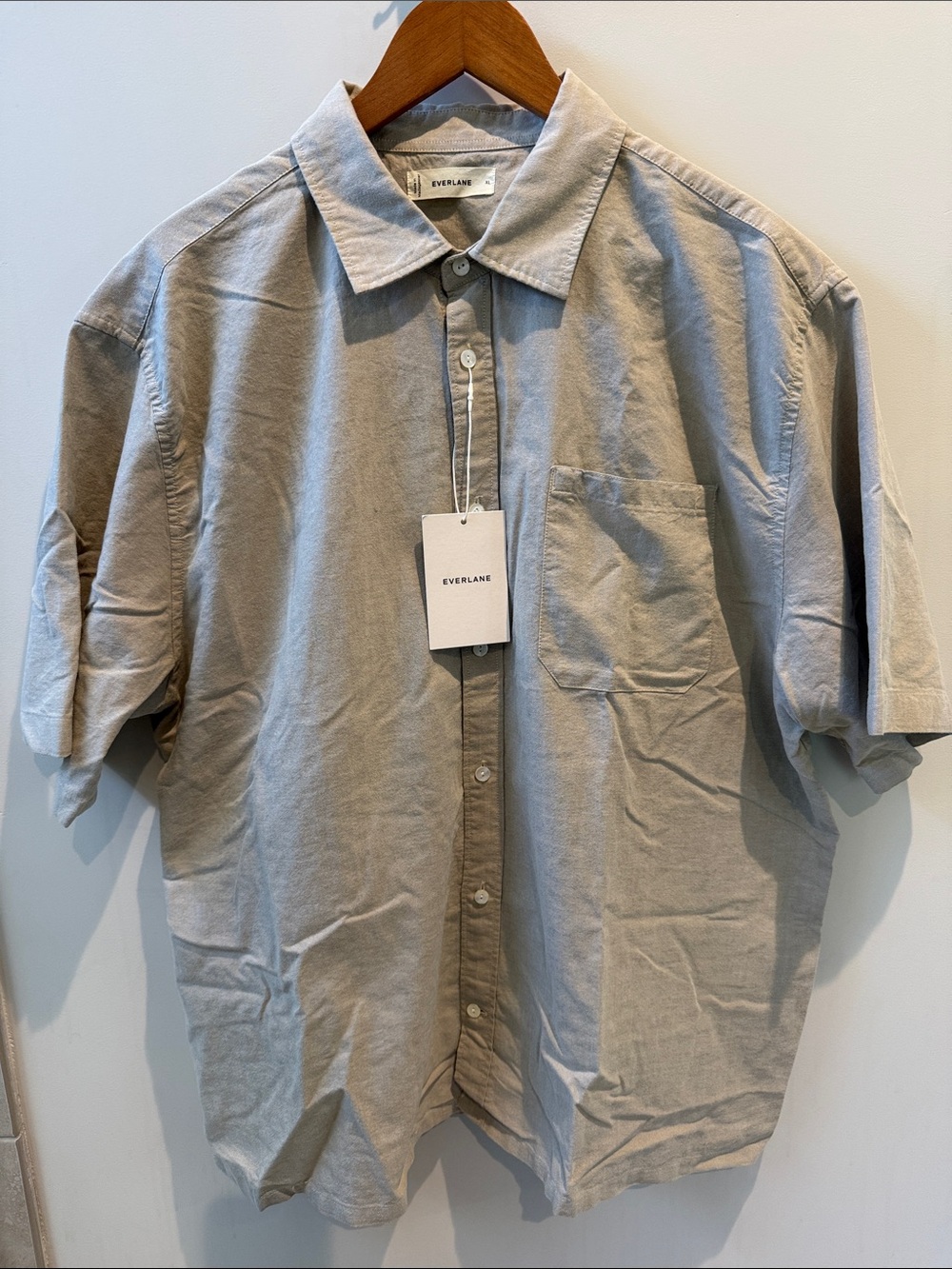 Everlane Men’s Short-Sleeve Button-Down Shirt in Light Gray